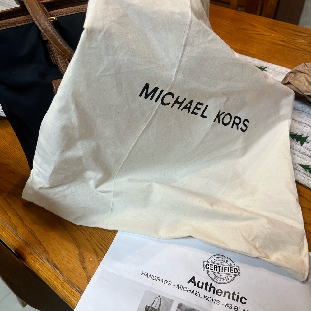 Michael Kors Black and Tan Tote with Wallet - Picture 14 of 15